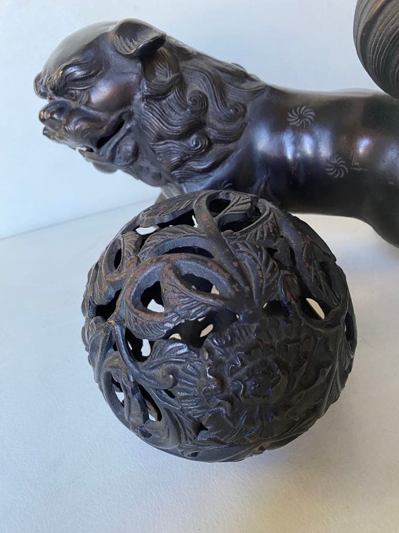 玉乗りシーサー　狛犬　獅子　置物　金属製　魔除け　縁起物　邪気祓い