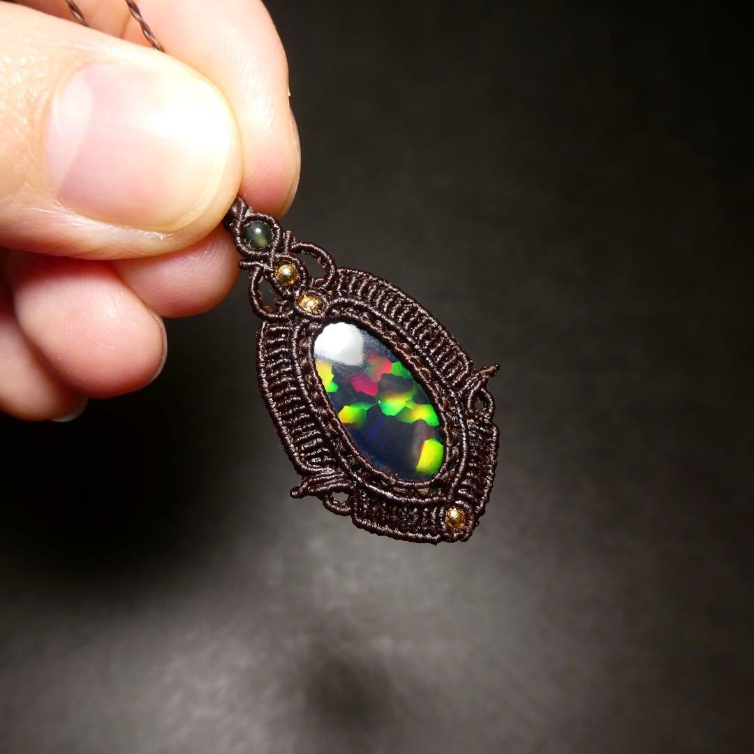 大粒ブラックオパールのマクラメネックレス