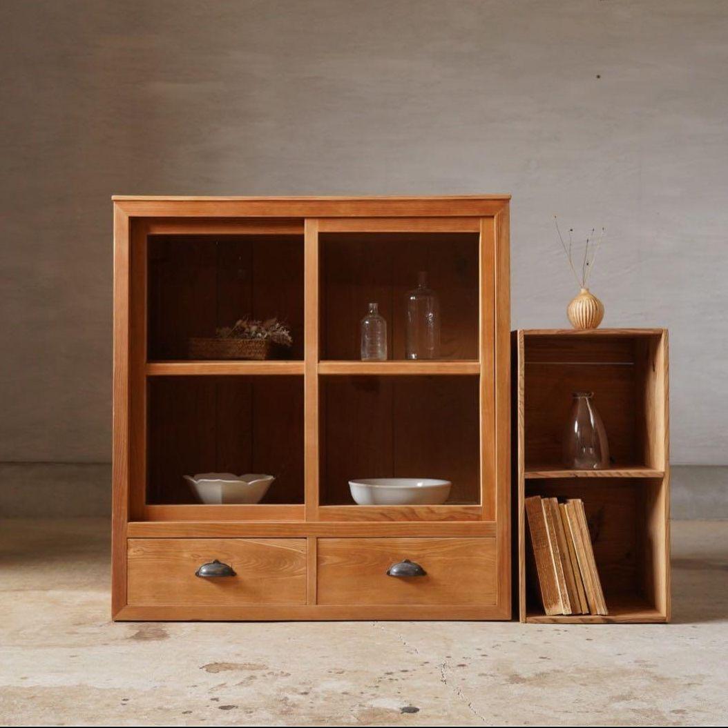 ガラス引き戸のキャビネット　水屋