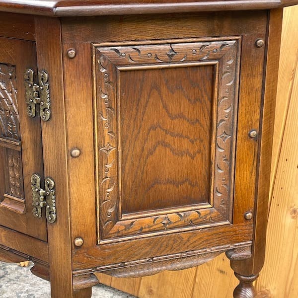 イギリスオールドチャーム　サイドボード　キャビネット　台形　花台