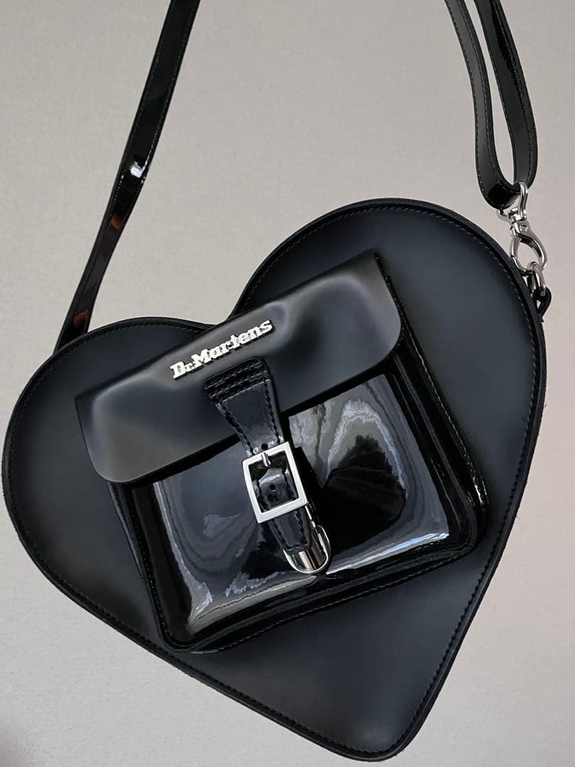 Dr. Martens ハート型ショルダーバッグ ブラック