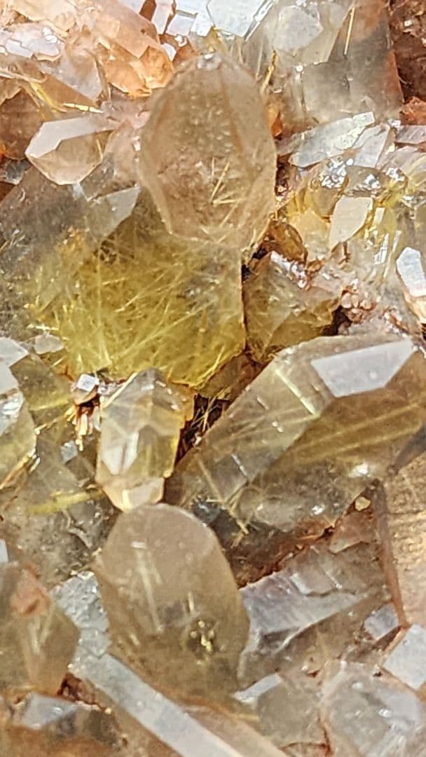 金色のルチルチタンクォーツクラスター