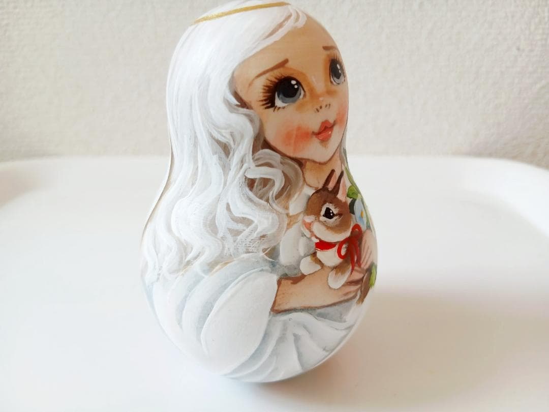 【CBT054】9cm級 おきあがりこぼし(大) スベトラーナうさぎを抱く女の子