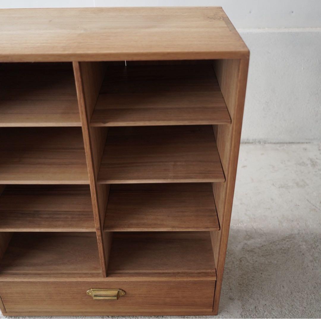 引き出しのついた木製棚