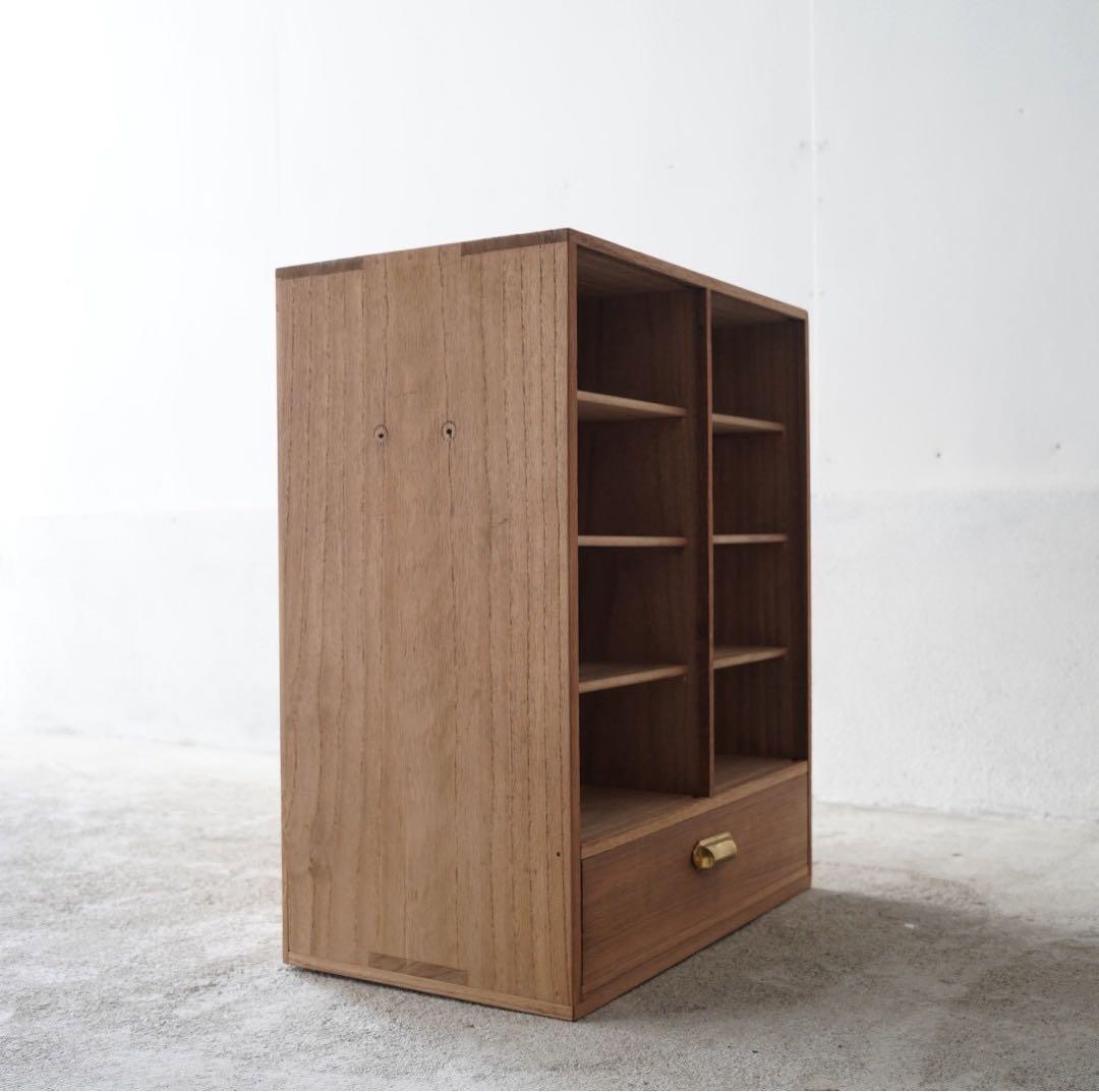 引き出しのついた木製棚