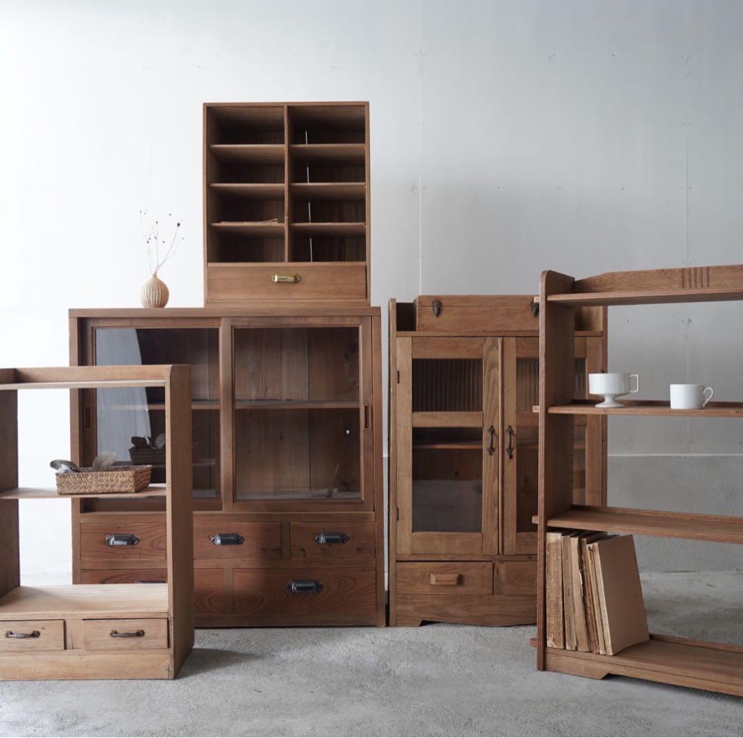 引き出しのついた木製棚