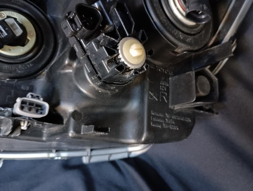 アクア　/　AQUA 　NHP10　左右ヘッドライト