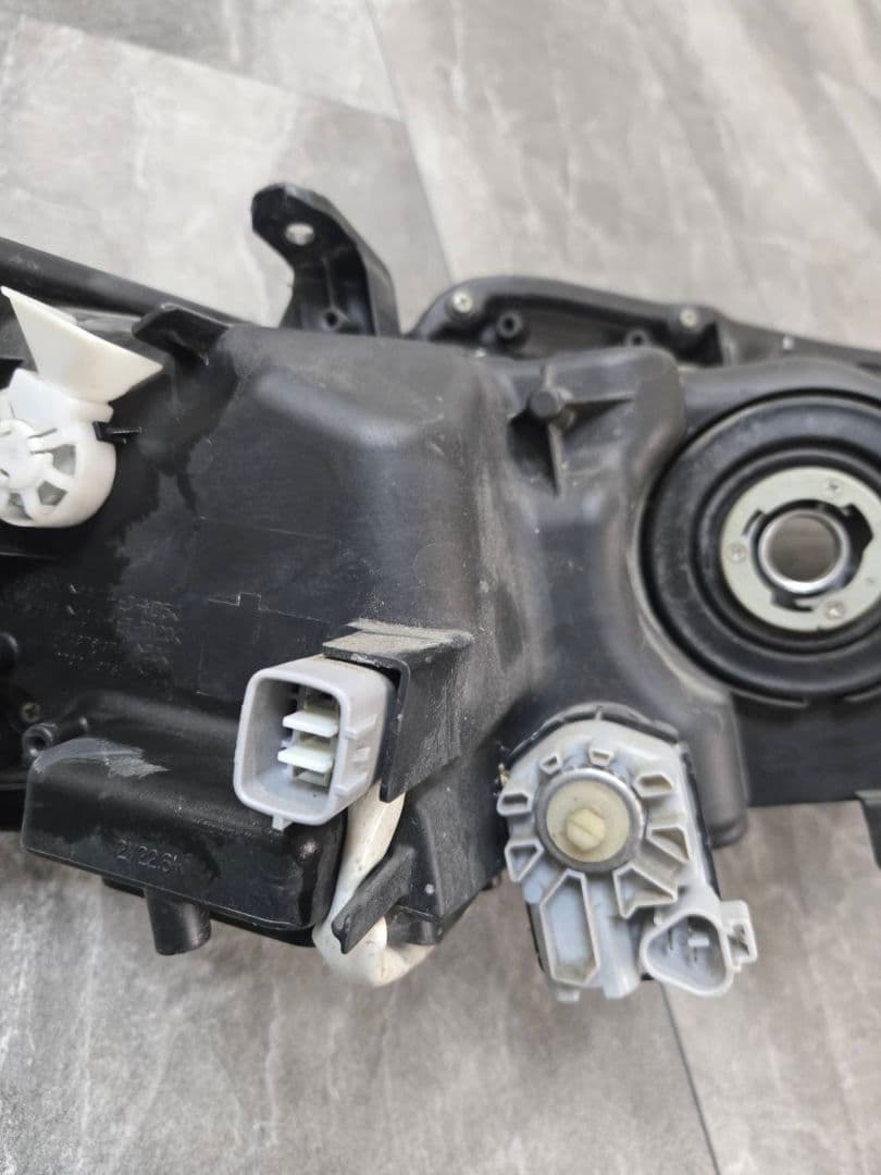 ZSU60W　トヨタ　60ハリアー　ヘッドライト