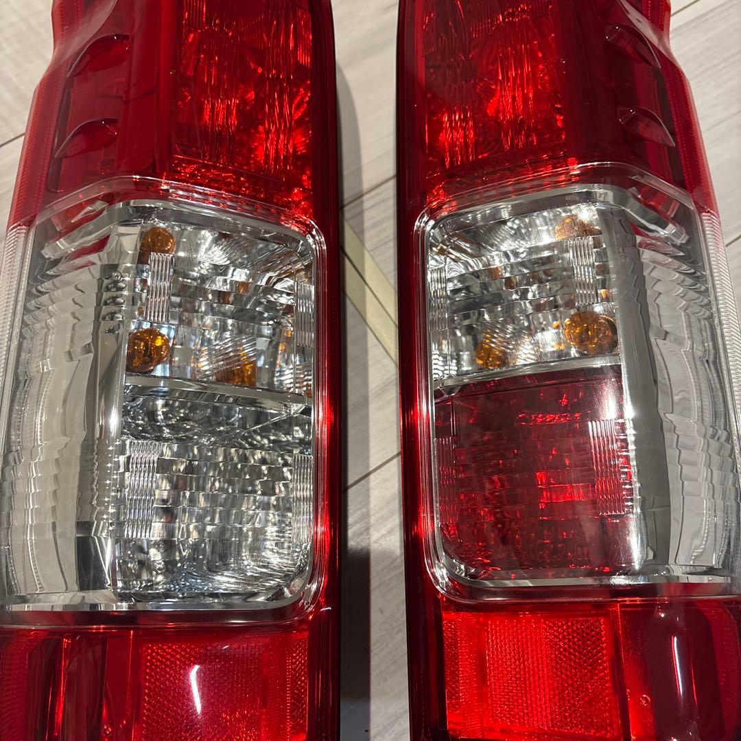 ハイエース 純正テールランプ