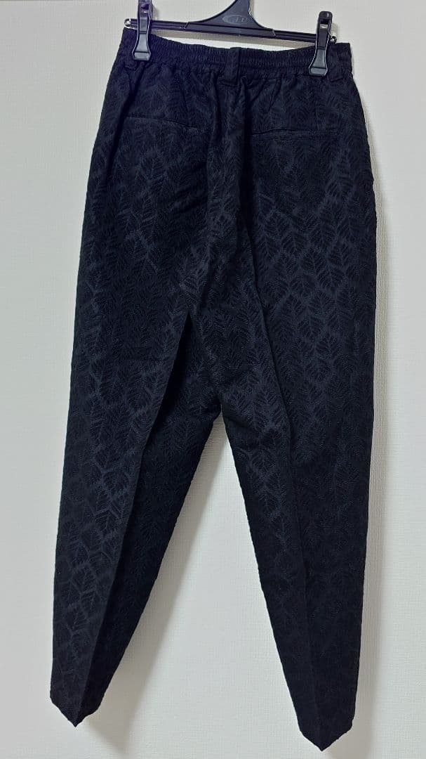 幾何学リーフモールジャガード2インタックワイドテーパードパンツ／ブラック