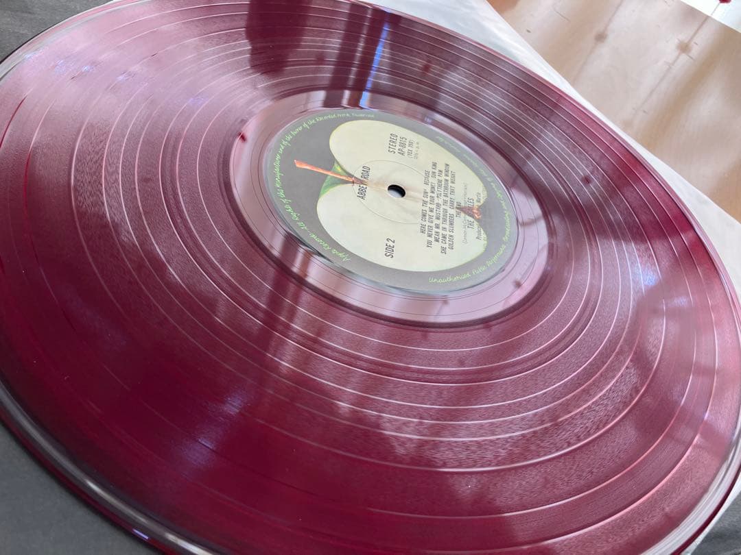 ミント赤盤ノーヒゲ 赤盤　アビーロード 歌詞もピン札の様です。　帯付