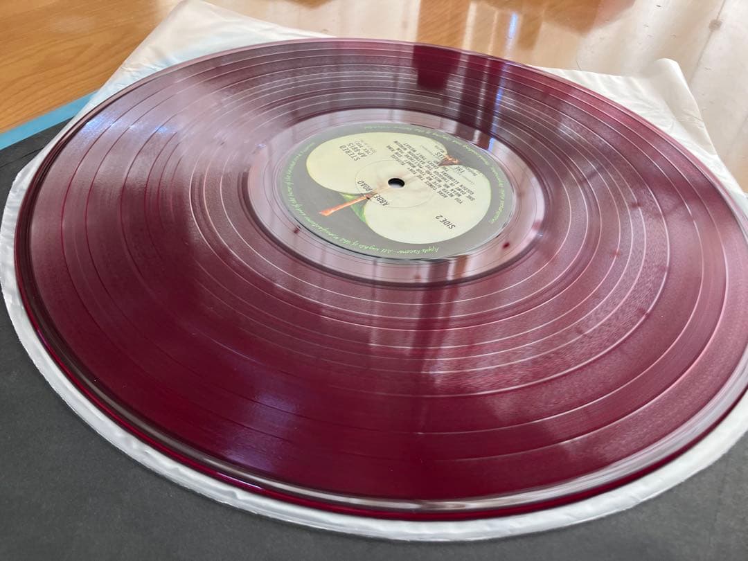 ミント赤盤ノーヒゲ 赤盤　アビーロード 歌詞もピン札の様です。　帯付