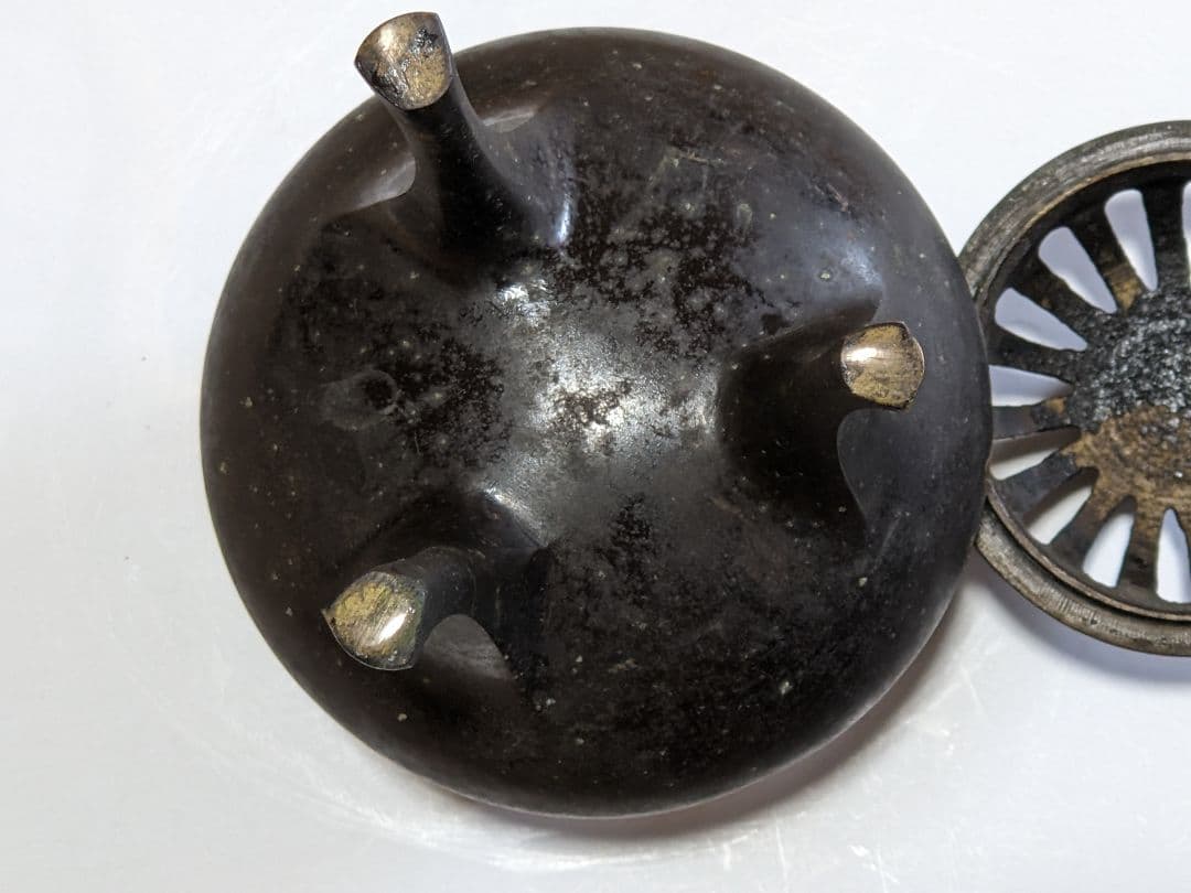 ♦高岡銅器 透し火屋蓋 袴形 三足香炉 銅器 唐金 香道具 置物 飾り 骨董品