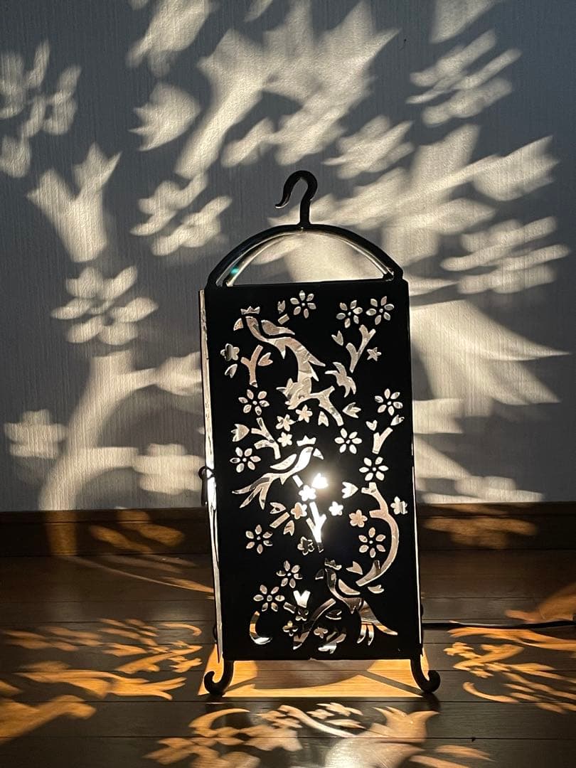 花鳥彫 鉄製の透かし彫り灯が美しい間接照明、置いても吊り下げてもOK