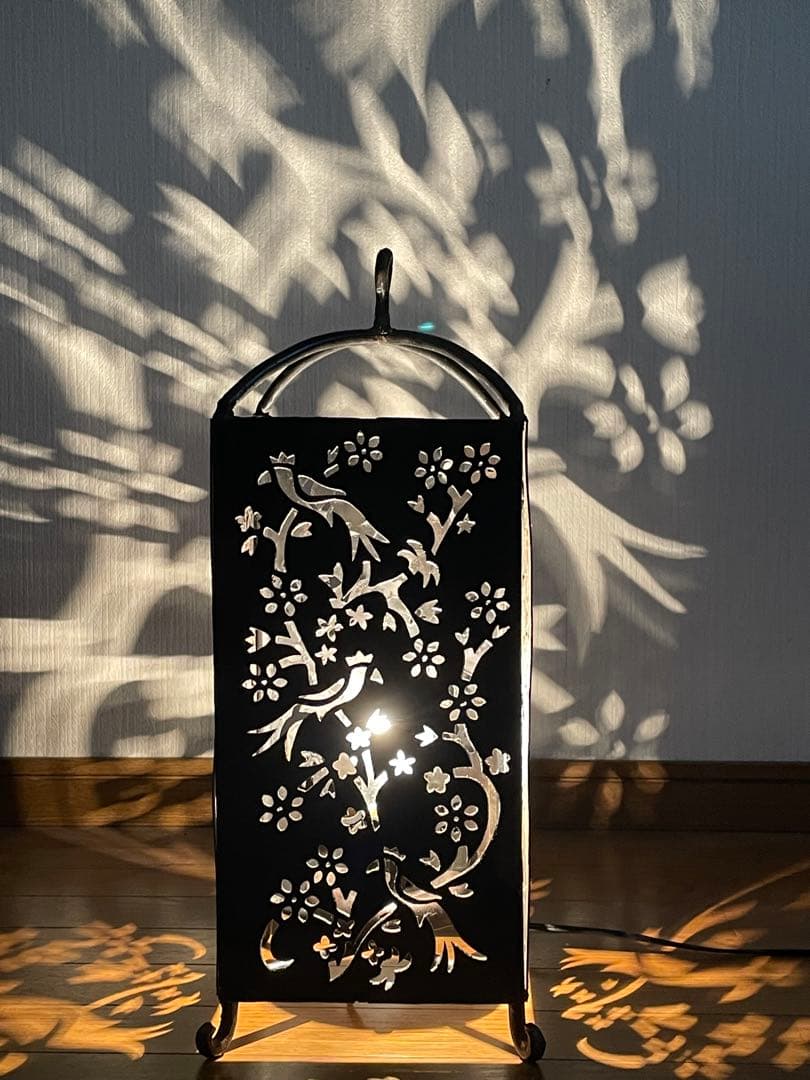 花鳥彫 鉄製の透かし彫り灯が美しい間接照明、置いても吊り下げてもOK