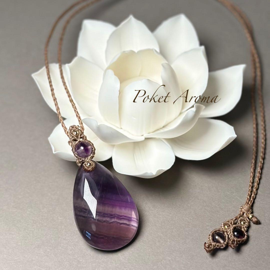 『天秘糸』大きなパープルフローライトとファントムアメジストのマクラメネックレス