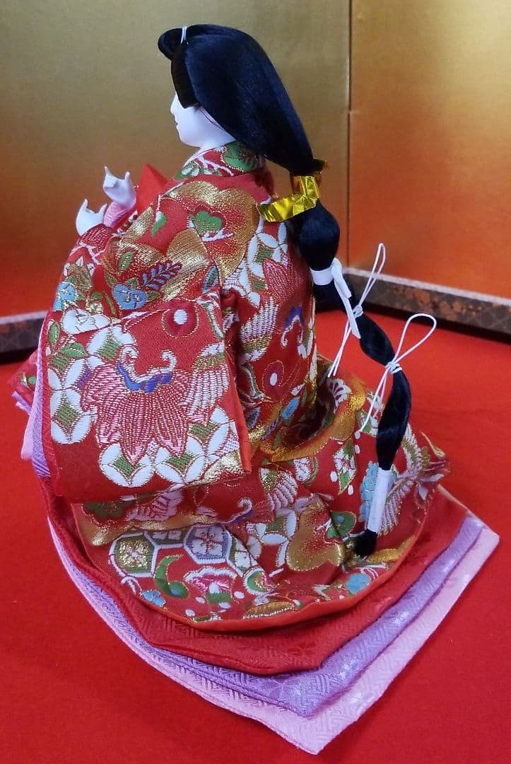 雛人形　三人官女　赤地に宝づくし柄