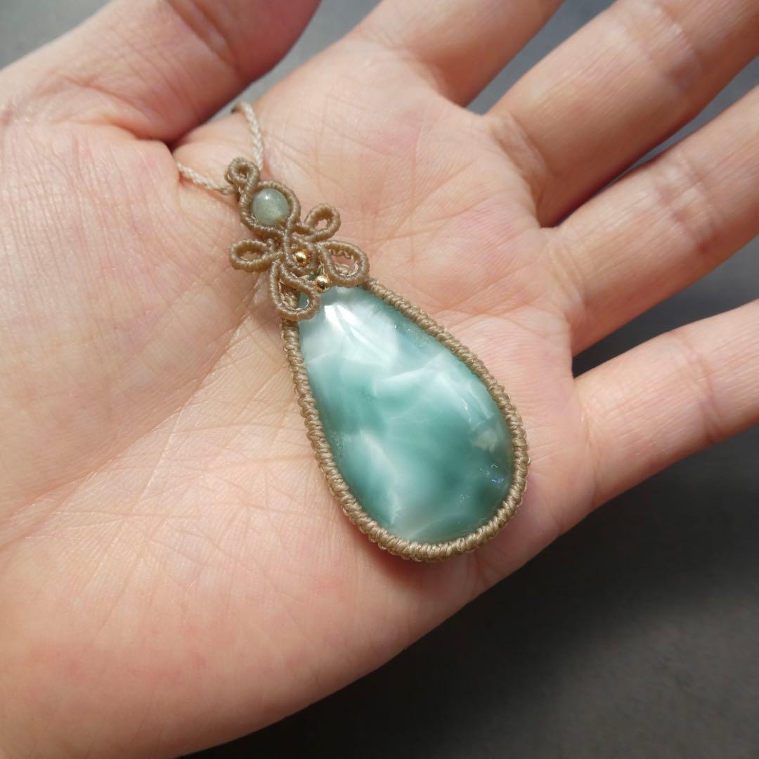 でんちゃん　大粒ヘミモルファイトのマクラメネックレス