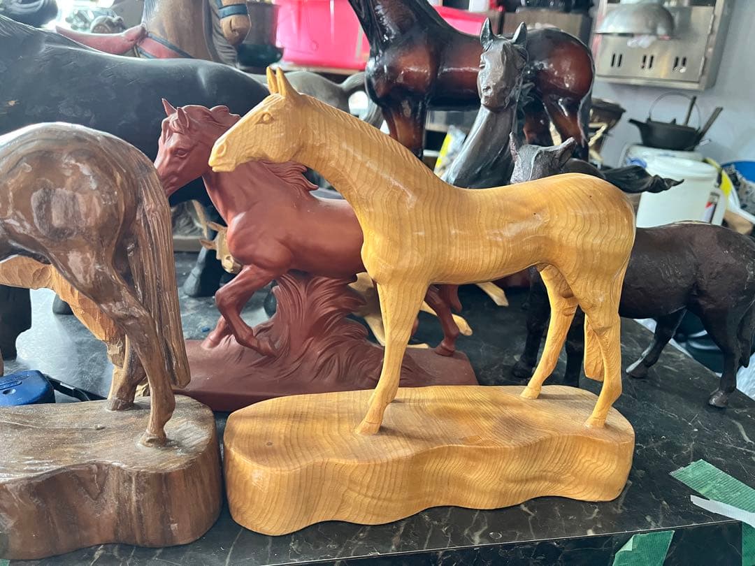 馬の一刀彫り、一位一刀彫、土台付き一刀彫り馬、飛騨一刀彫り風、木目が綺麗な馬彫刻