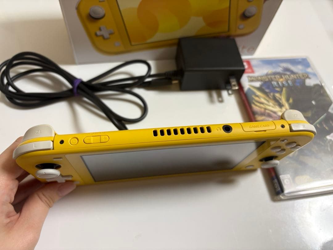Nintendo Switch Lite 本体　モンハンソフト付き