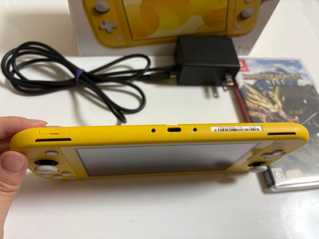 Nintendo Switch Lite 本体　モンハンソフト付き