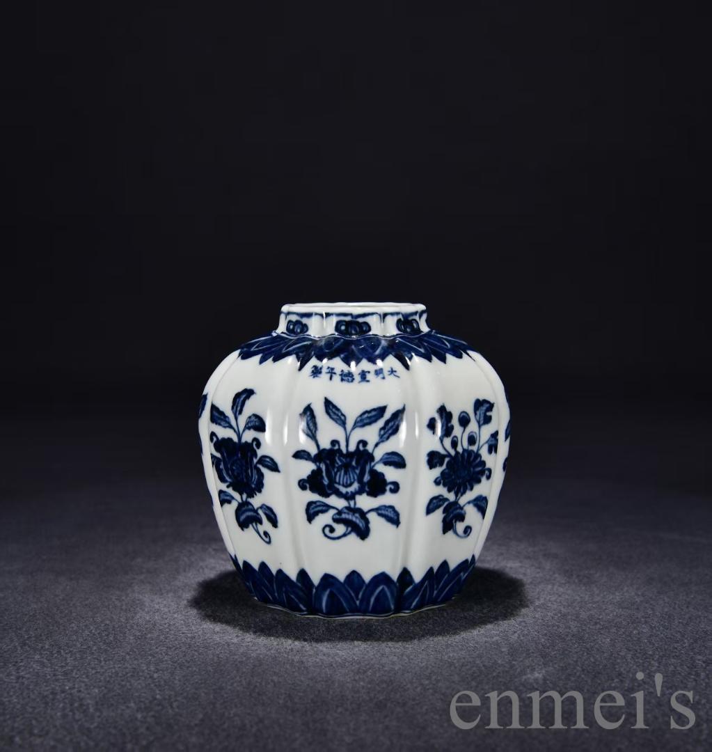 中国古美術・珍品・大明宣徳紋・青花纏枝花紋缶・瓜棱形・青花磁・陶磁器・文房・花瓶