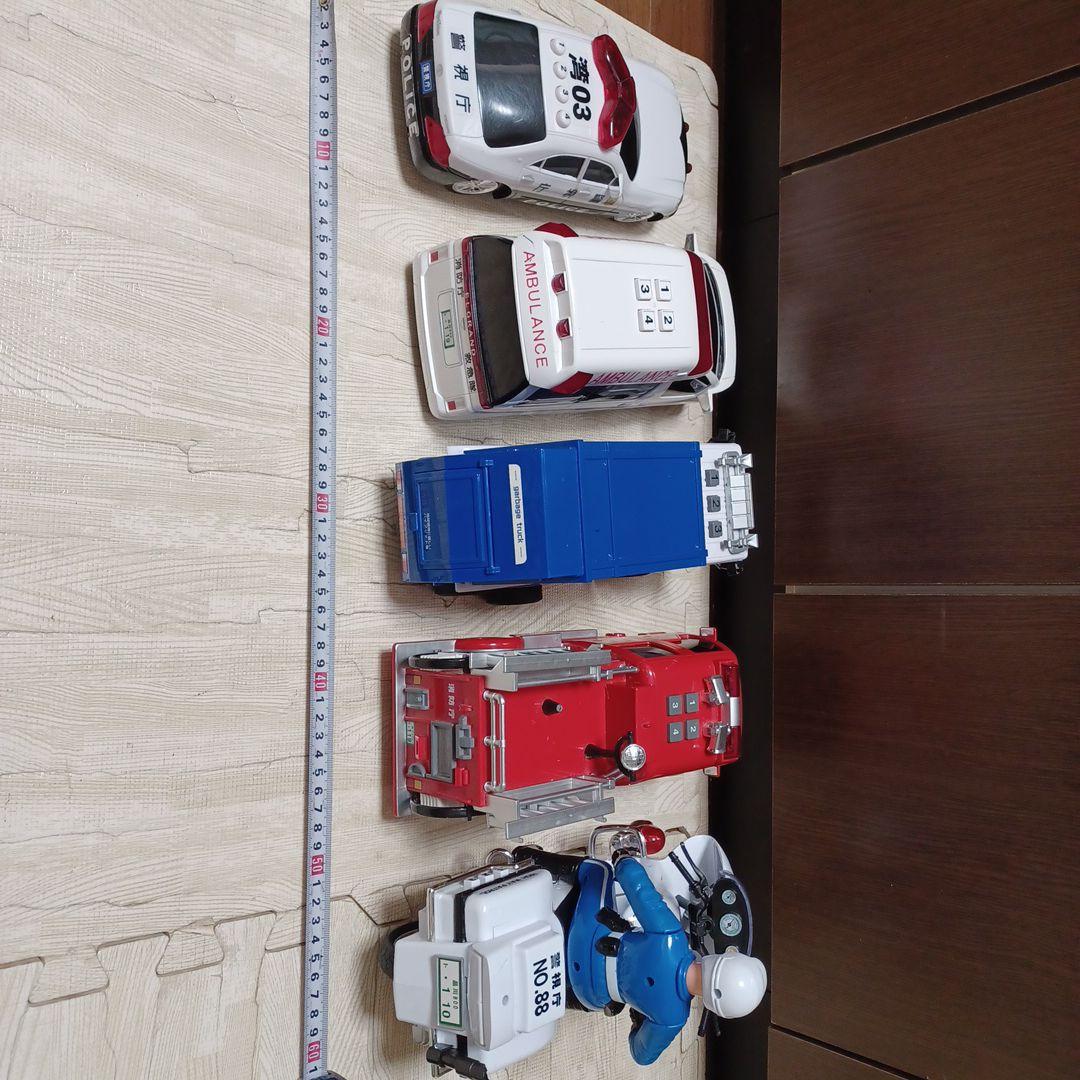 消防車、救急車、はしご車、パトカー、白バイ、ゴミ収集車、バスの計10台まとめ売