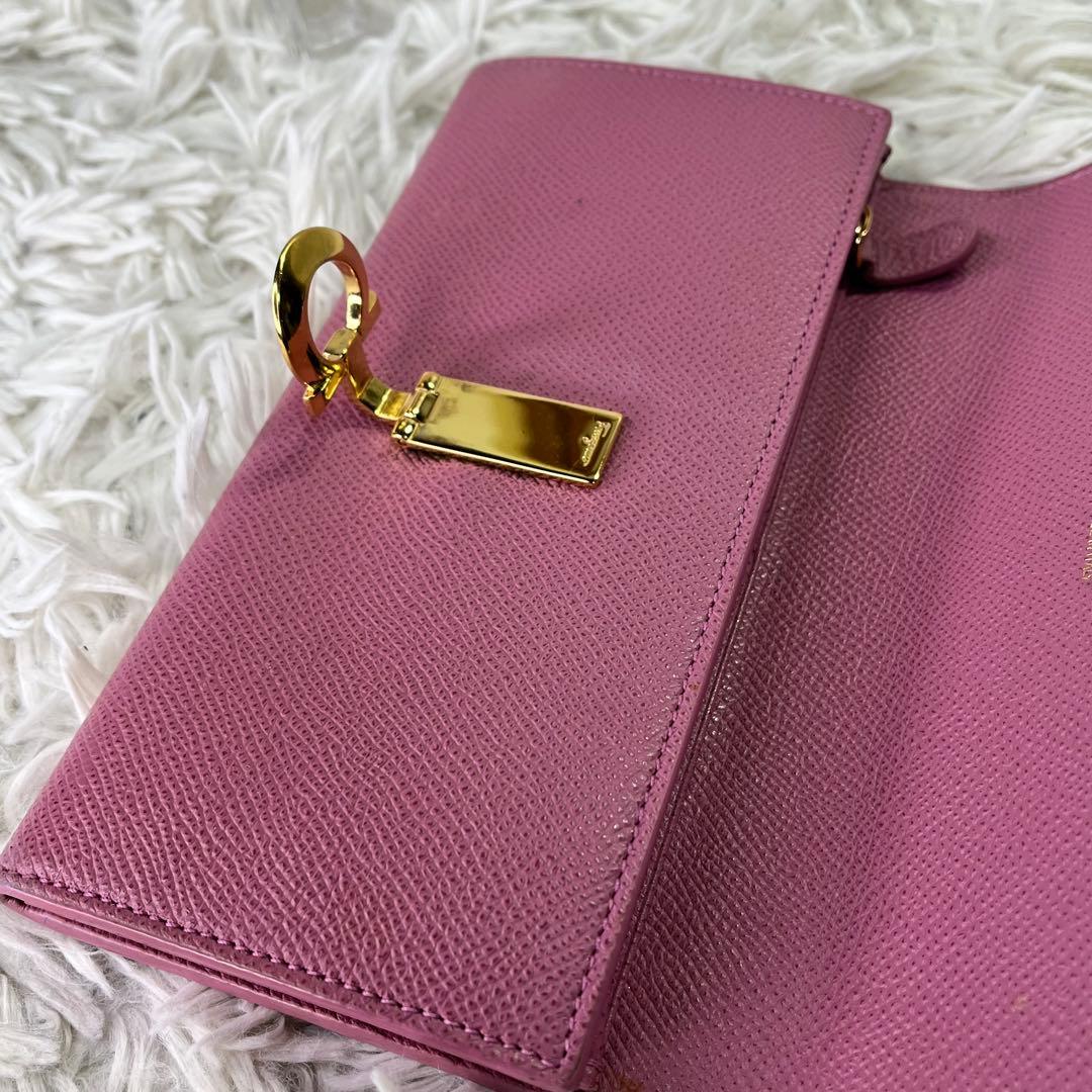 良品✨Ferragamo フェラガモ 二つ折り長財布 ガンチーニ　レザー ピンク