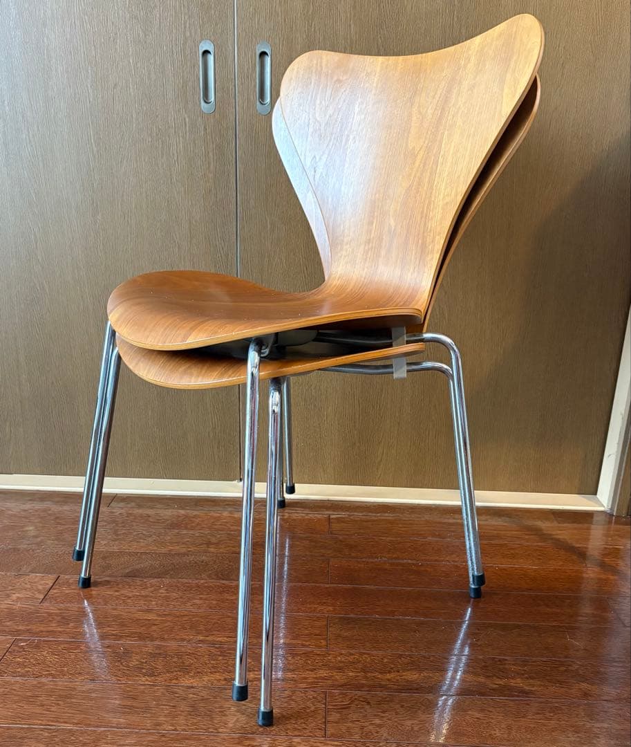 2003製正規品: Fritz Hansen セブンチェア(右)