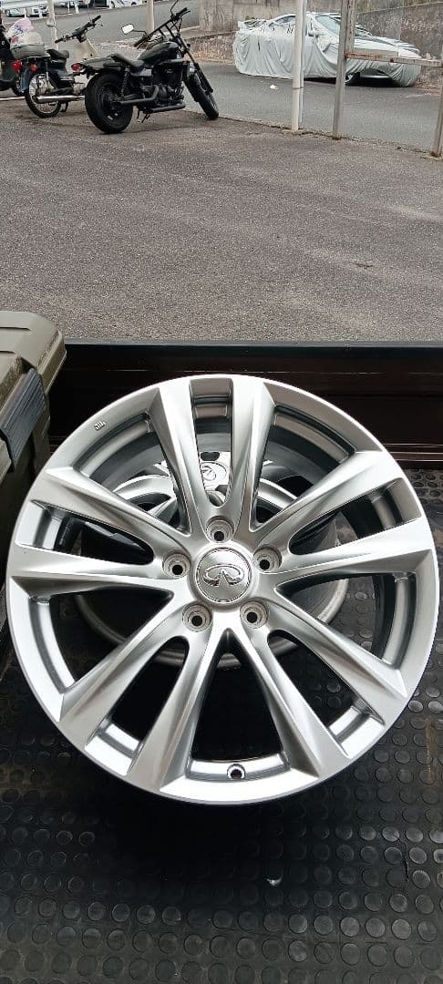インフィニティ 18インチホイール シルバー新車外し、４本セット