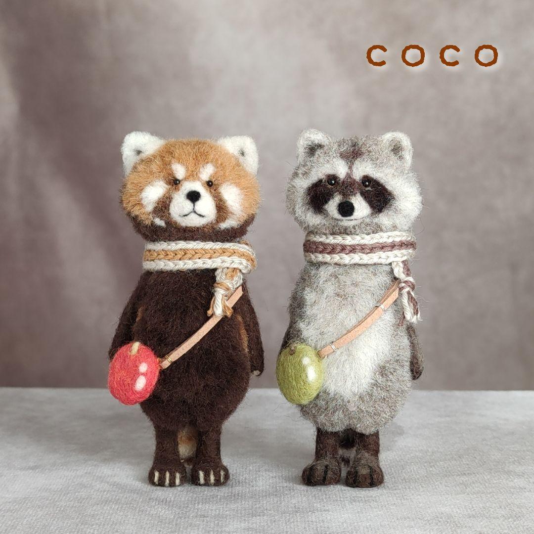 赤リンゴポシェットを下げたレッサーパンダさん