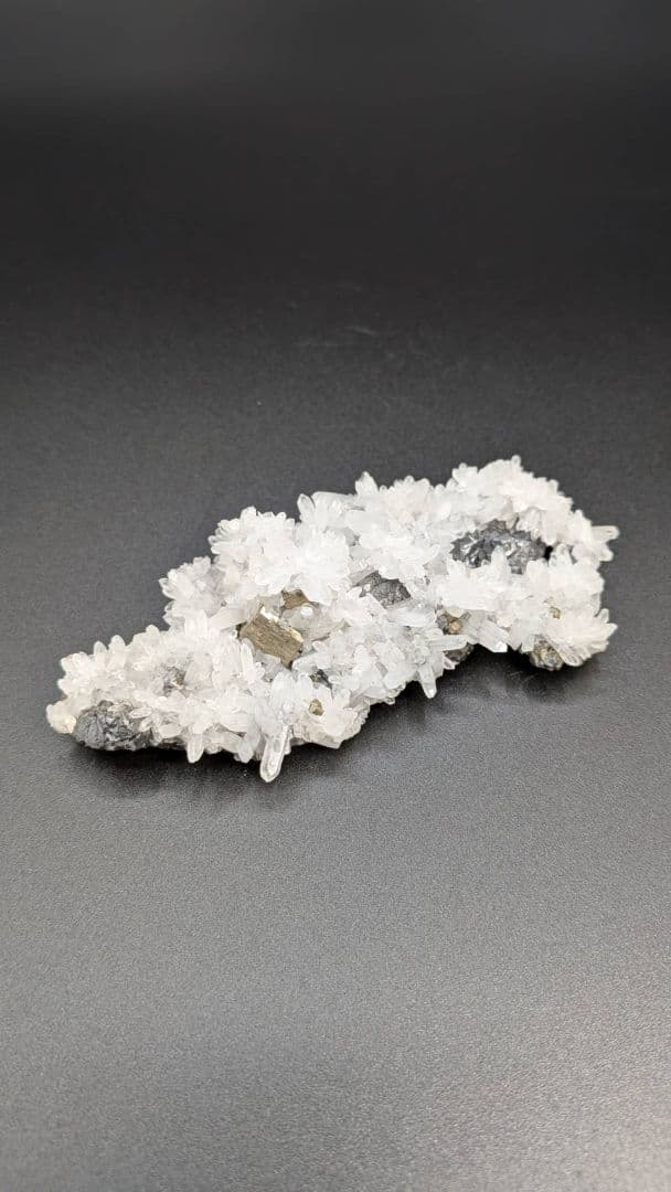 ルーマニア カヴニク鉱山産 クォーツ ガレナ パイライト 共生鉱物標本