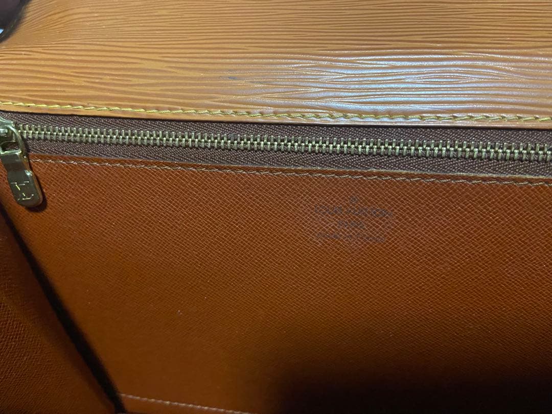 ルイヴィトン エピ モンソー 中古バック