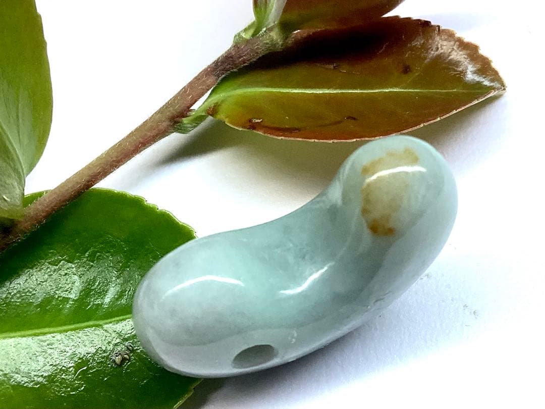 ✳紅色入り‼️ 繊細結晶の糸魚川翡翠勾玉　極上高品質の透過　本物を守護石に‼️