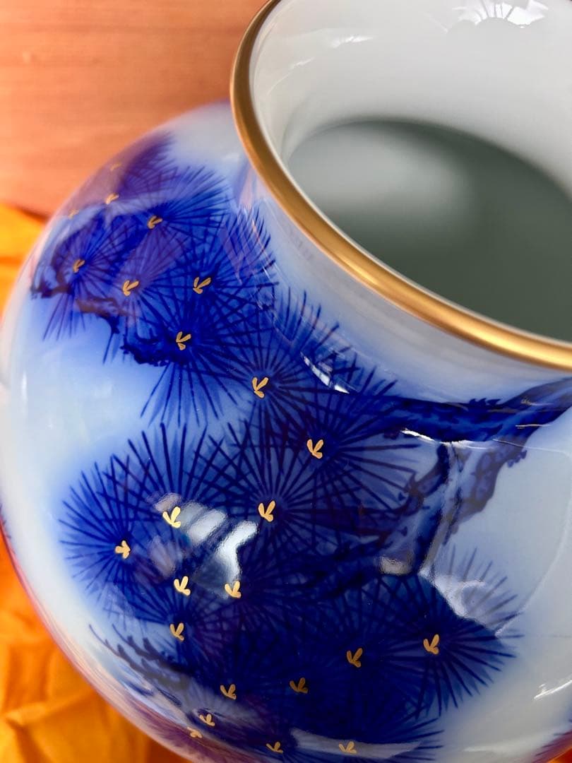 花瓶 香蘭社 花器 染錦模様　老松文 染付金彩　高さ約35cm磁藝工房謹製