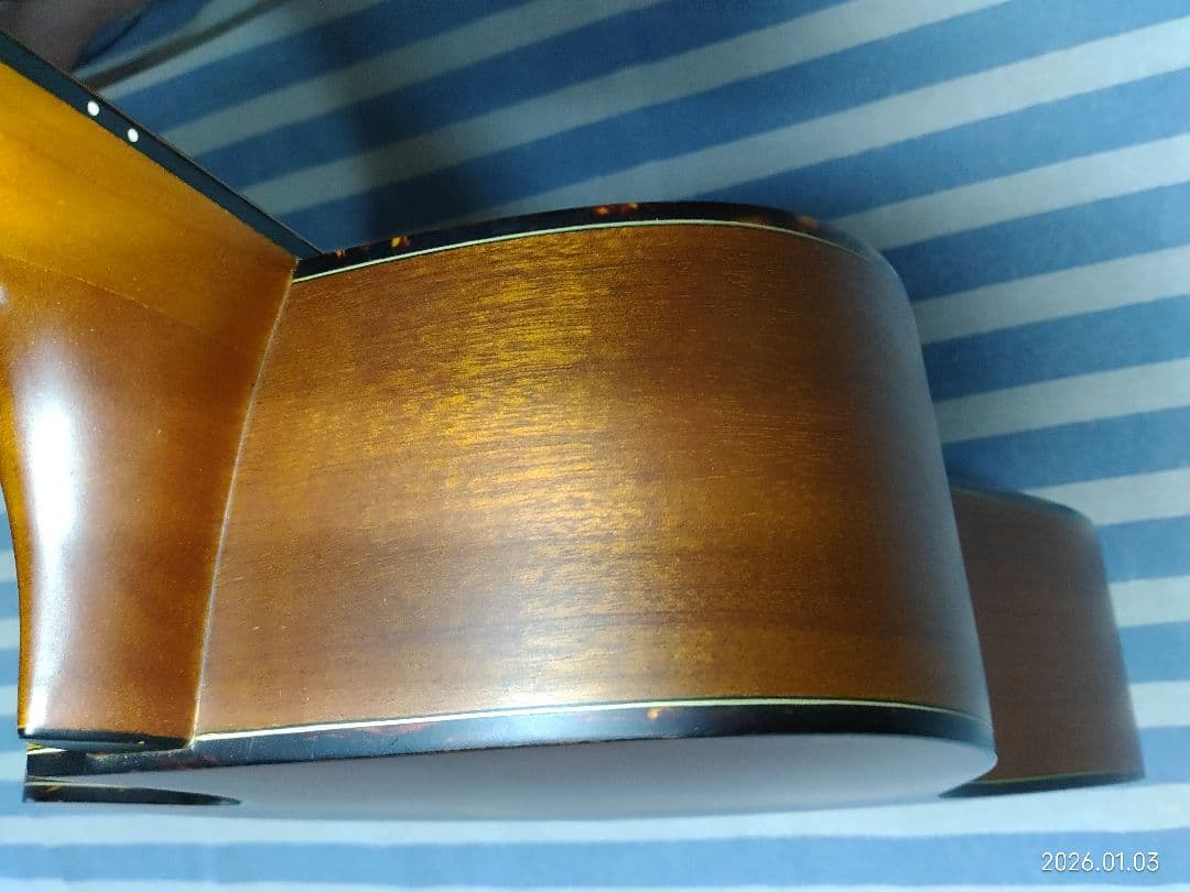 Morrisのカッタウェイ・アコースティックギターS-30ハードケース付きです。