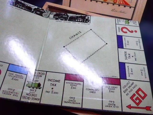 とても高価な英国製ノスタルジーMONOPOLY 木製箱版。未使用品