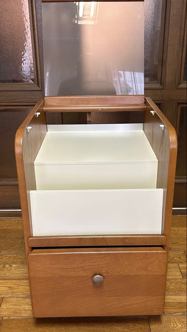 カリモク　マガジンラック　チェスト　小物　モダンデザイン　キャスター付き