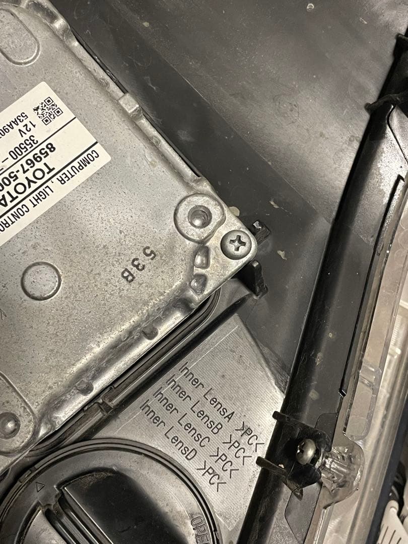 トヨタクラウンマジェスタ210 ヘッドライト右側