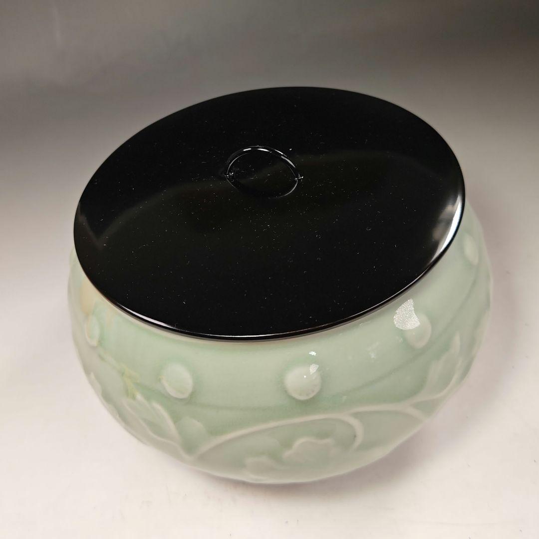 イ653 水指『龍泉窯』『青磁砧牡丹文　水指　替塗蓋付　共箱』茶道具