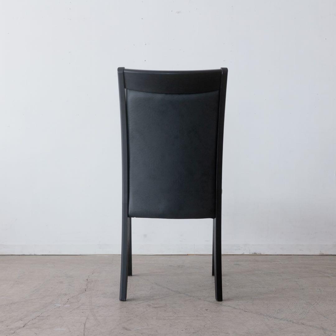 黒いシンプルなダイニングチェア