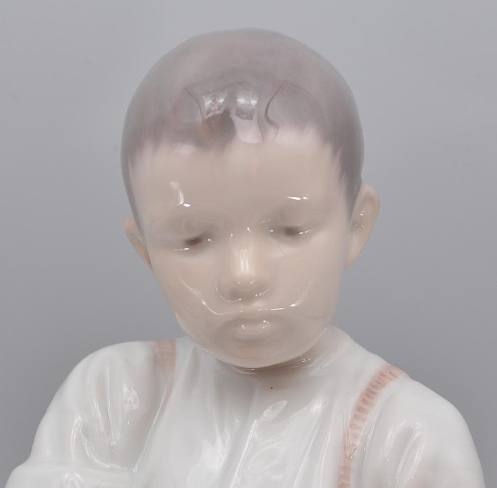 石に座る少年　#1757　★B＆G（ロイヤルコペンハーゲン）　デンマーク