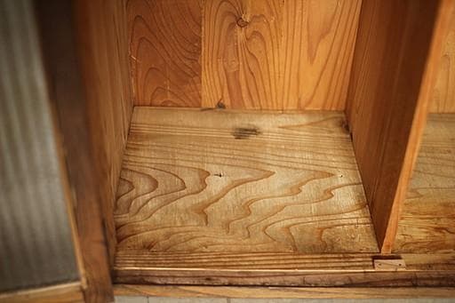 古い小ぶりな木枠のモールガラス戸棚　収納棚　食器棚　キャビネット　古家具