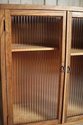 古い小ぶりな木枠のモールガラス戸棚　収納棚　食器棚　キャビネット　古家具