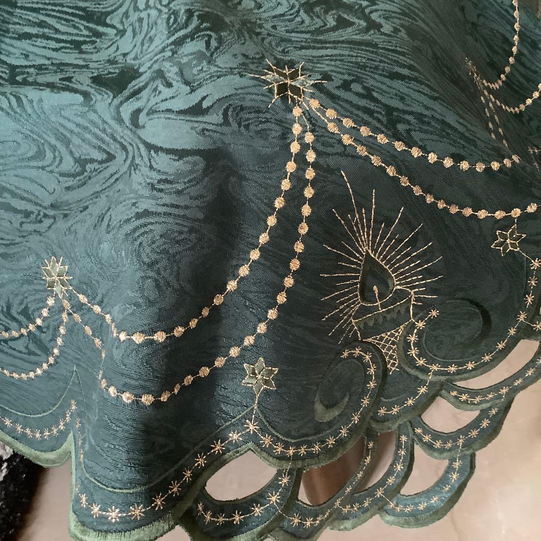 本場ドイツの上質な素材と作りで、カットワークも美しいクリスマステーブルクロス