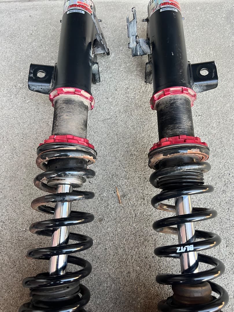 30プリウスZVW30 フルタップ式車高調BLITZ