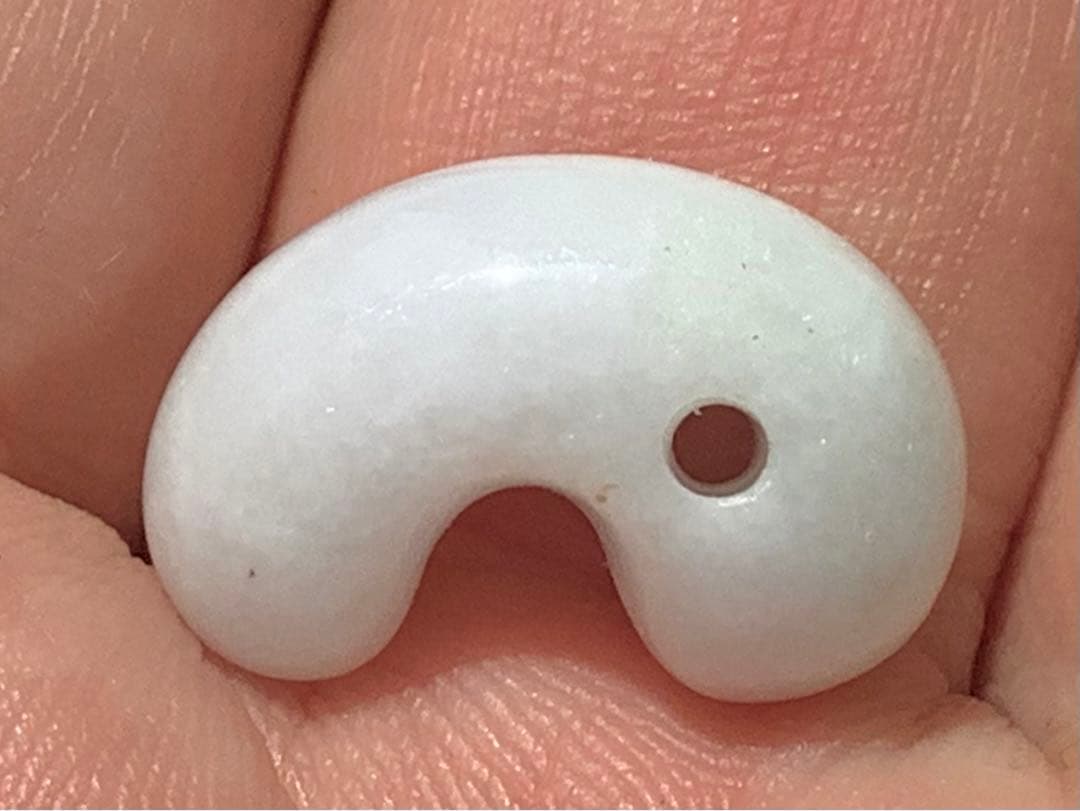 ✳糸魚川翡翠白勾玉‼️ 極上品質の太陽光透過　鑑別書付　お守りに本物を‼️