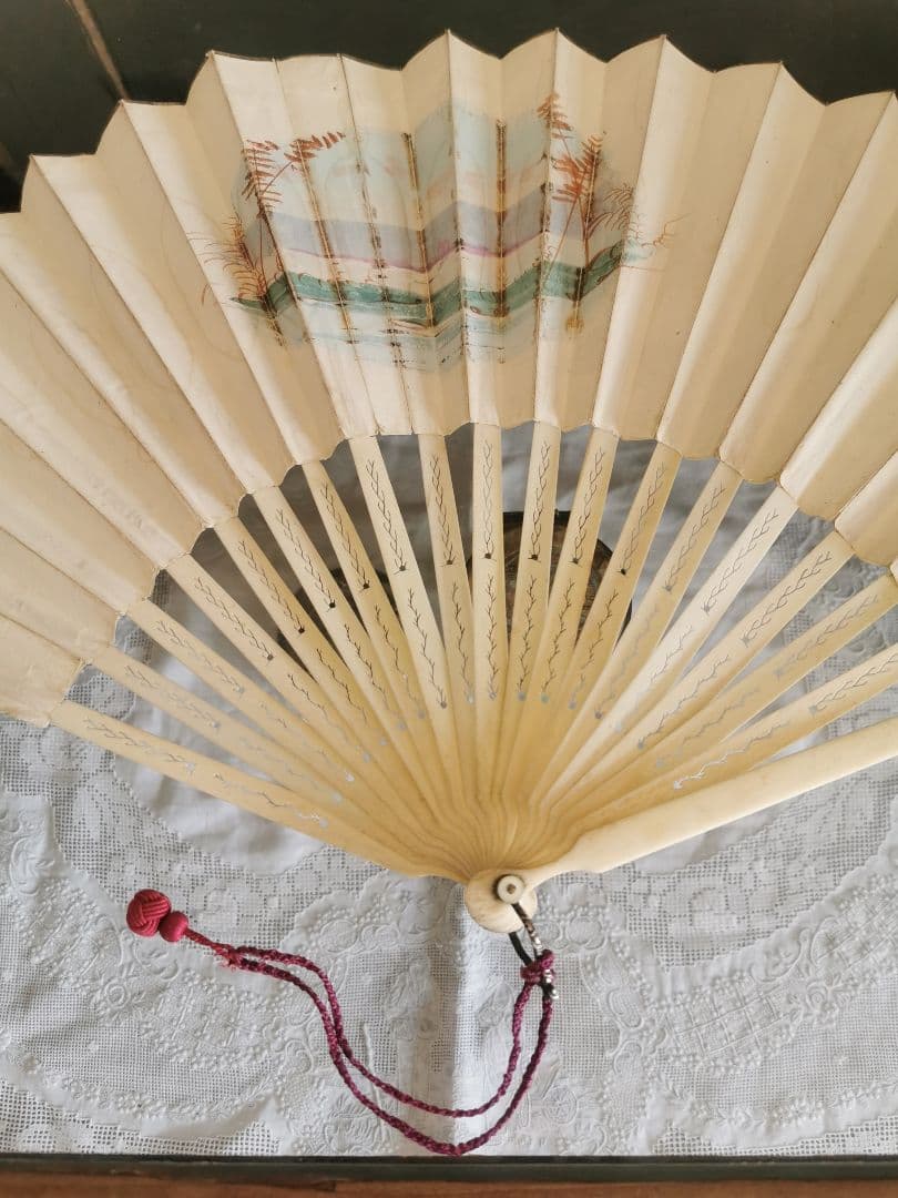 アンティークヴィクトリアン ハンドペイント人物＆風景画ファン 透し彫刻 銀彩鳥蝶