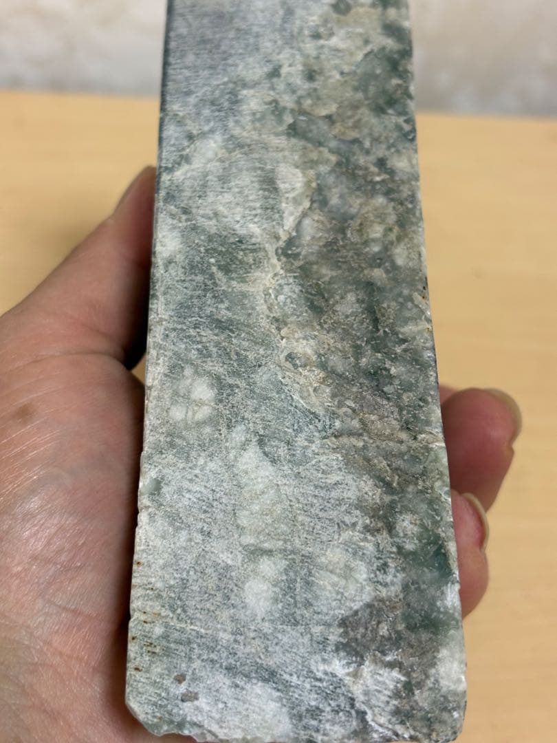 新潟県糸魚川市姫川産巨石天然糸魚川翡翠原石1233g 4面カット磨き無し 国石