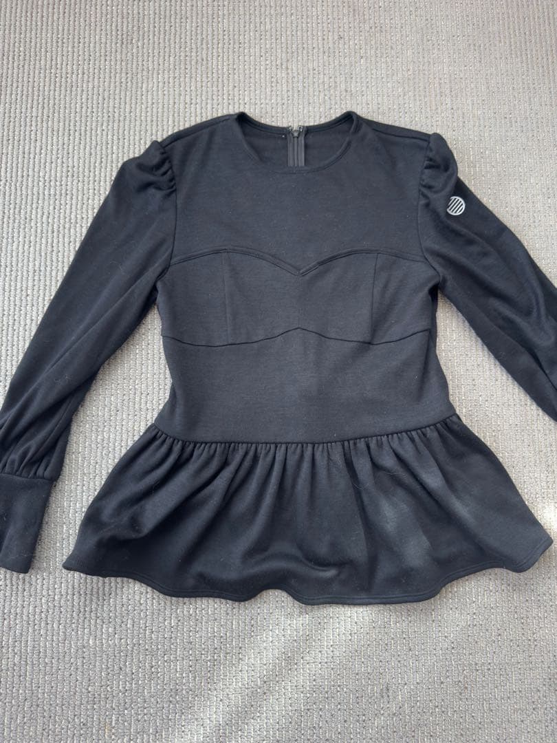 ボーダーズアットバルコニー　フリル裾 パフスリーブ 長袖トップス　黒